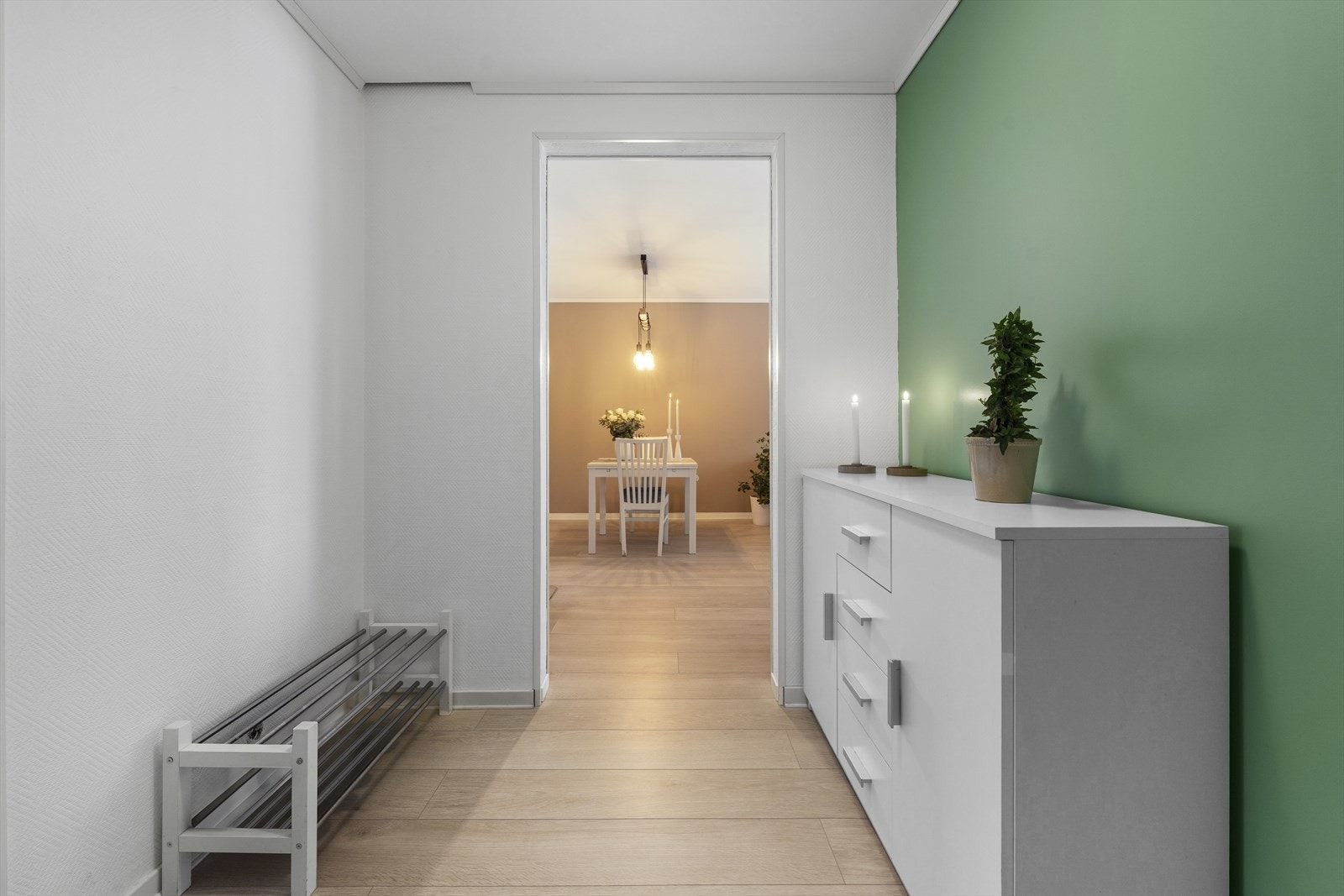 Entré med plass til oppbevaring av sko og yttertøy Galleribilde