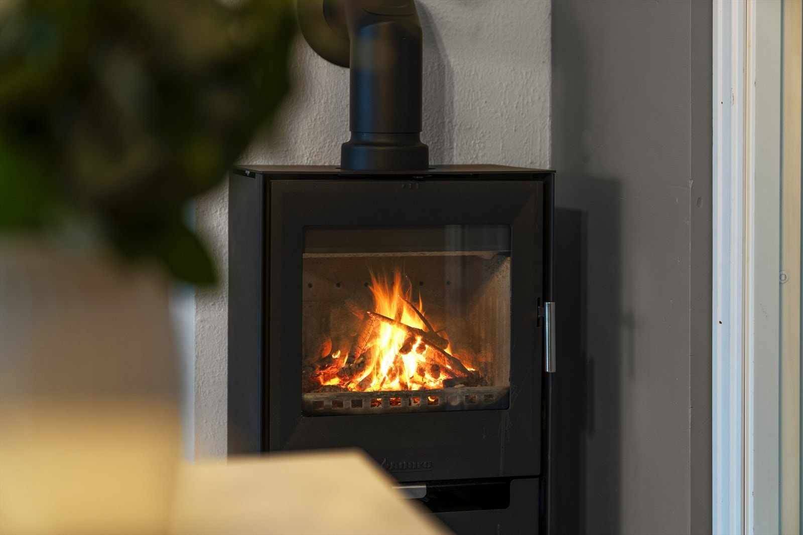 Peisovn med glassfelt gir god oppvarming Galleribilde