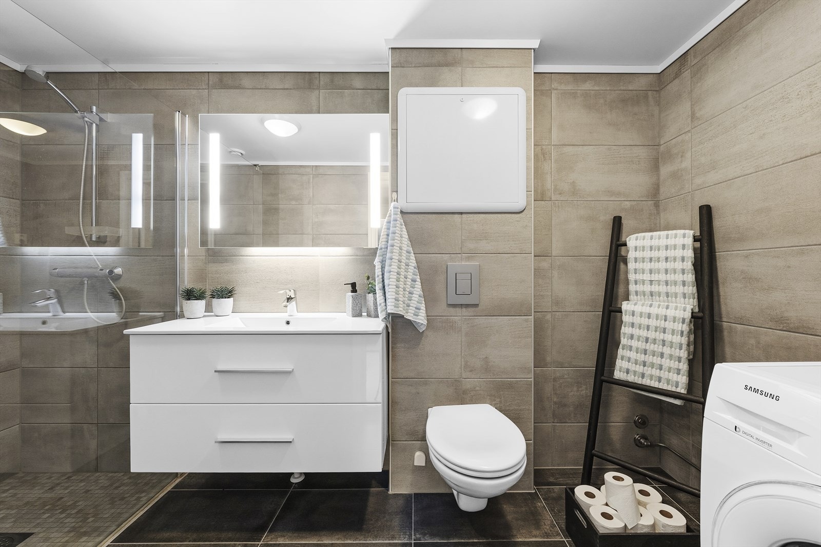 Nyere (2019) baderom med fliser og varme i gulv Galleribilde