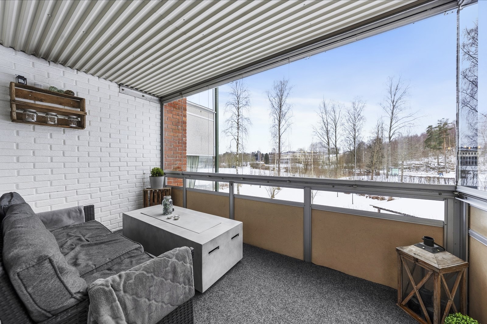 Det er glassdører som kan skyves til siden Galleribilde