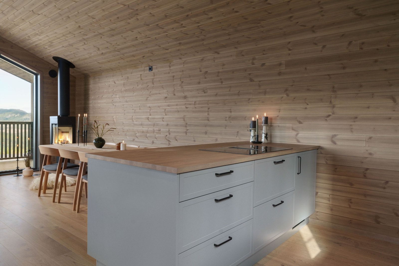 Med platetoppen plassert på øyen kan man kokkelere og samtidig være en del av det sosiale selskapet, i tillegg til at man får nyte godt av hyttens fantastiske utsikt. Galleribilde