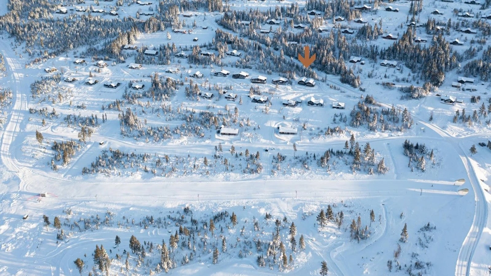 Hytten ligger usjenert til i et etablert hytteområde på Natten. Galleribilde