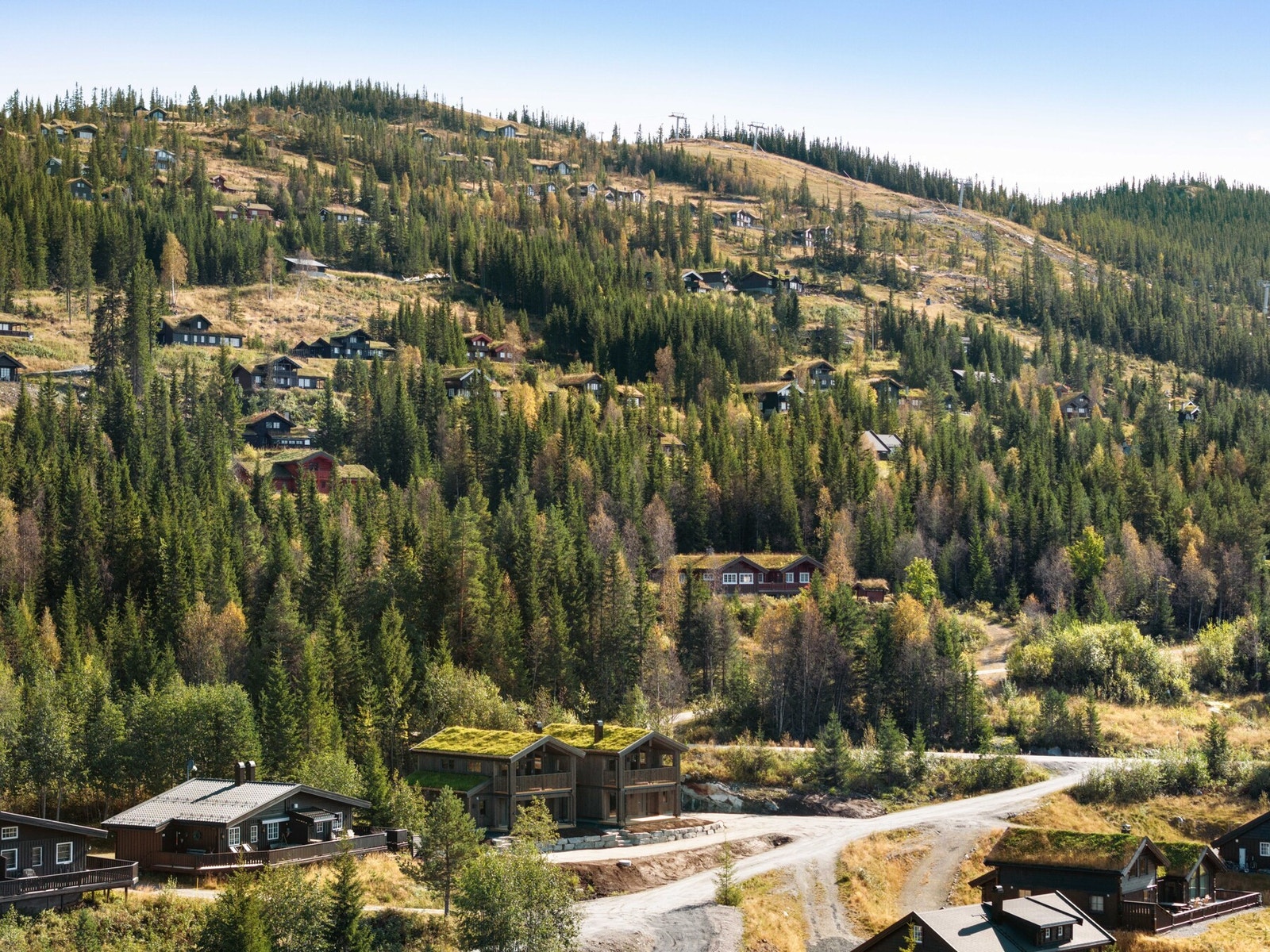 Kort vei til et bredt spekter av aktiviteter, med ski og sykkel rett utenfor, turløyper og fiskevann i nærområdet, samt golf og klatring innen kort rekkevidde. Galleribilde