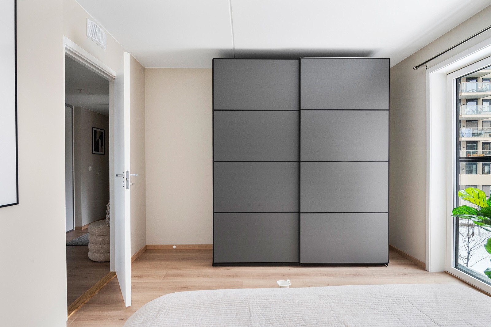 Det er fransk balkong som vender øst på hovedsoverommet. Galleribilde