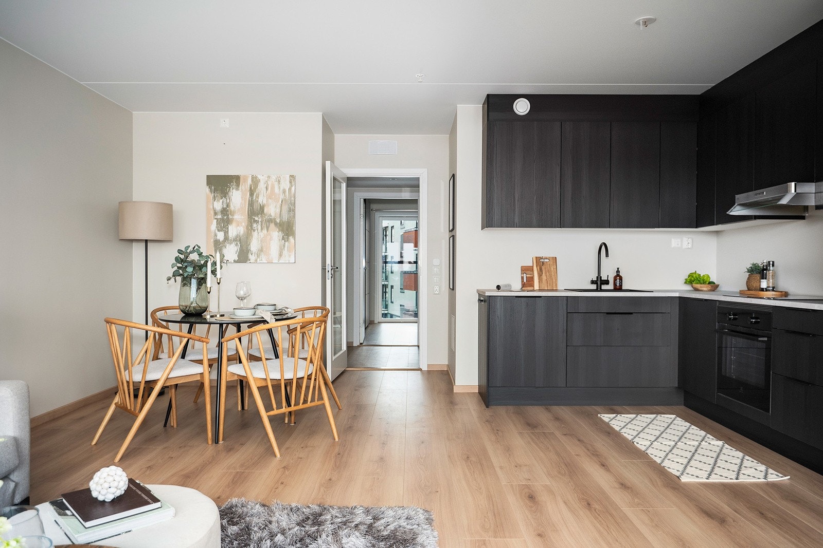 Rommest planløsning gir naturlig plass til spisebord. Galleribilde