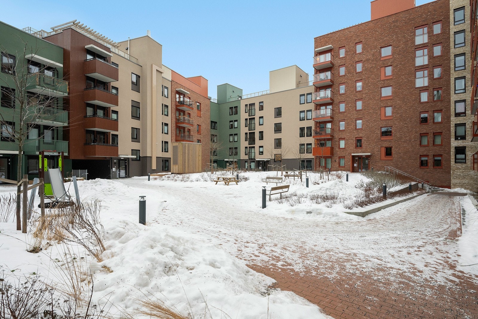 Gårdsrommet i borettslaget er opparbeidet med beplantning og sittegrupper. Galleribilde