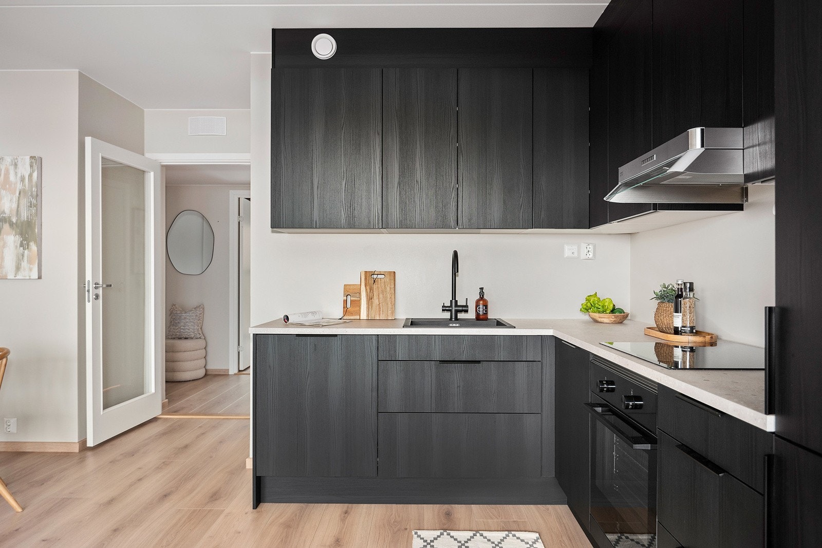 Kjøkkenet er fint plassert i hjørnet av rommet. Galleribilde