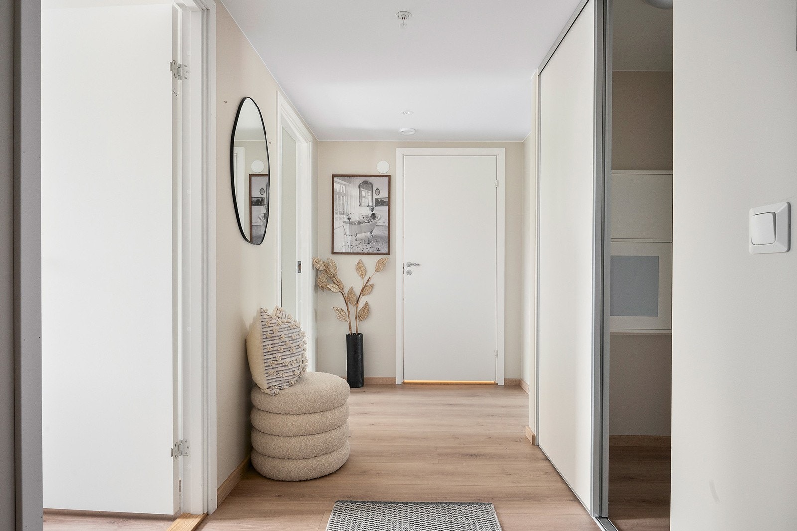 Innbydende entré med to veis callinganlegg med døråpner. Galleribilde