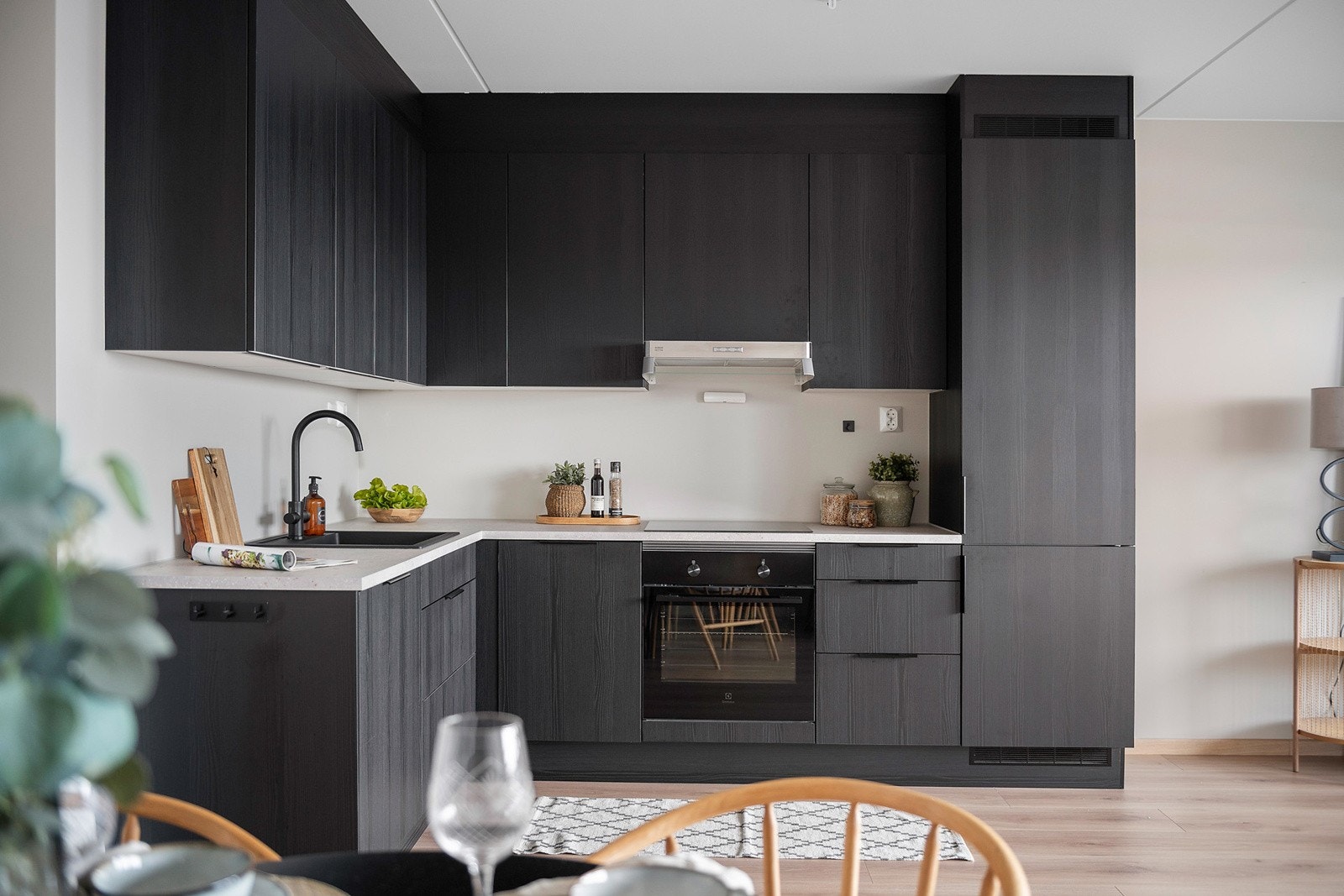 Delikat sort kjøkken fra HTH, type One, med fronter i sort farge og faset kant. Galleribilde