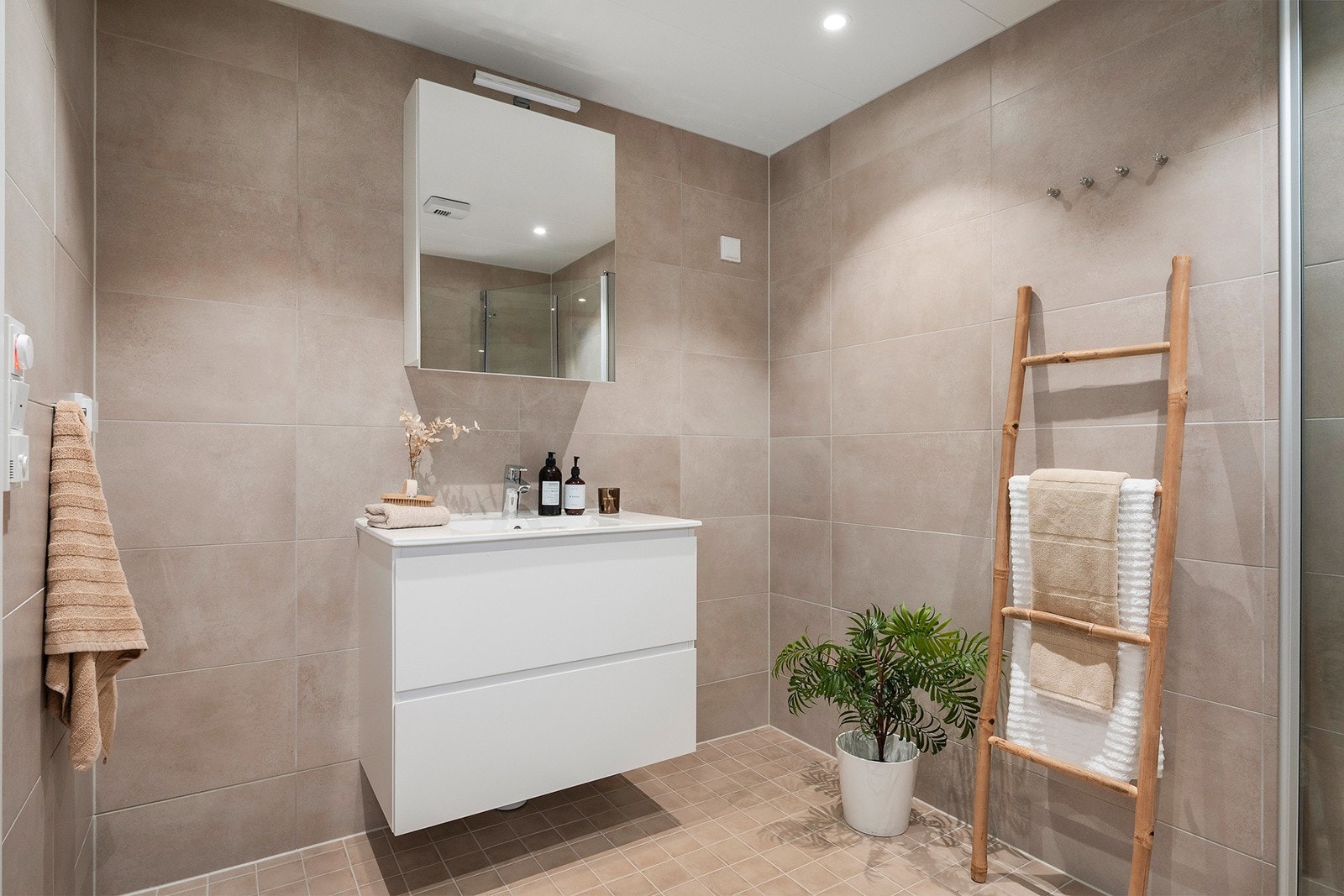 Badet har opplegg for vaskemaskin. Galleribilde