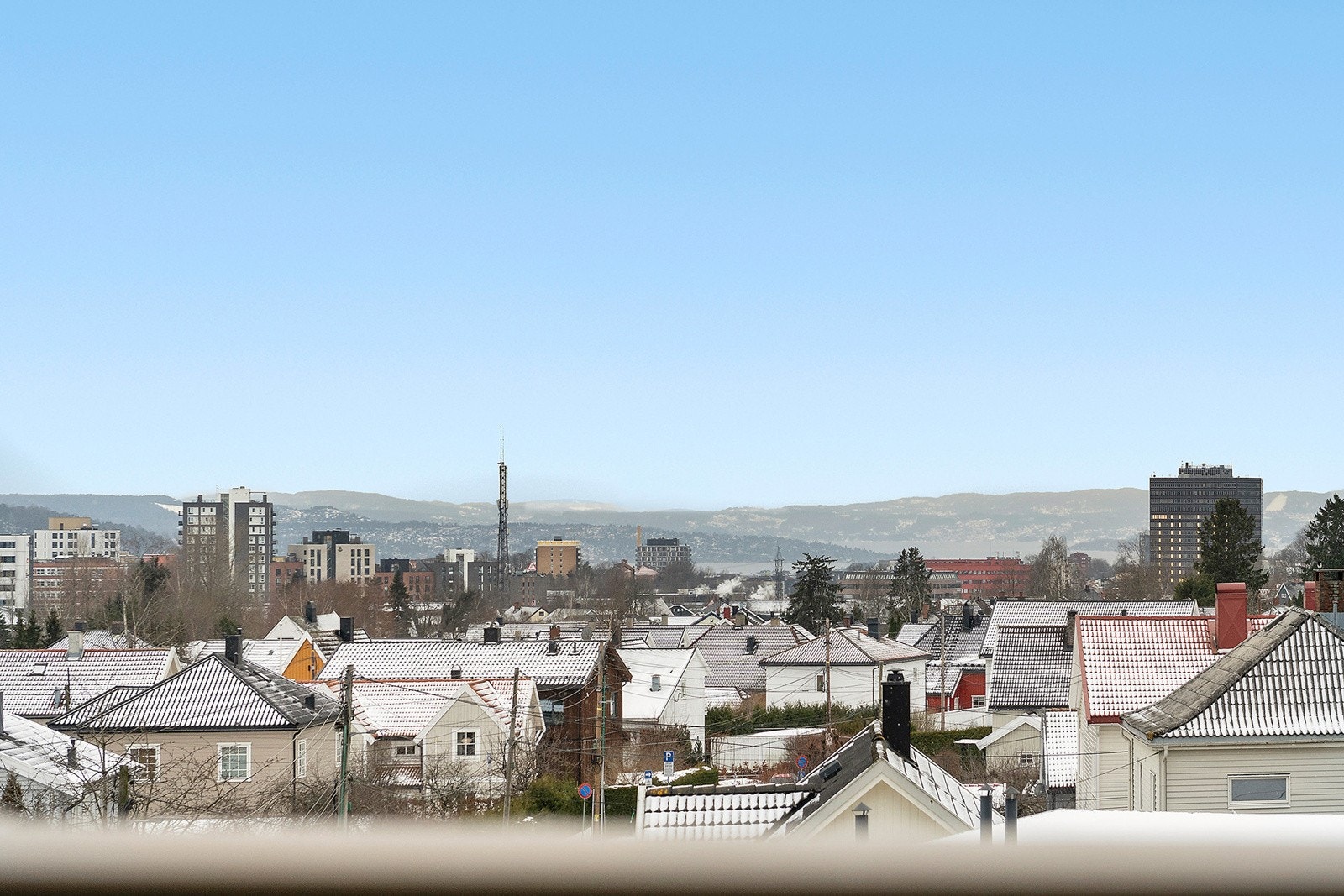 Fra balkongen ser du ut mot småhusbebyggelsen på Risløkka og videre nedover helt til Oslofjorden. Galleribilde