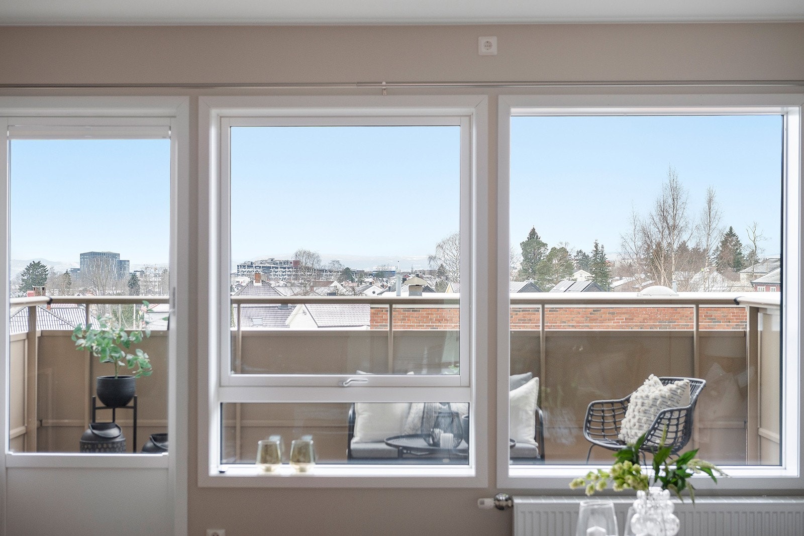 Leiligheten har store vindusoverflater som slipper inn rikelig med naturlig lys. Galleribilde