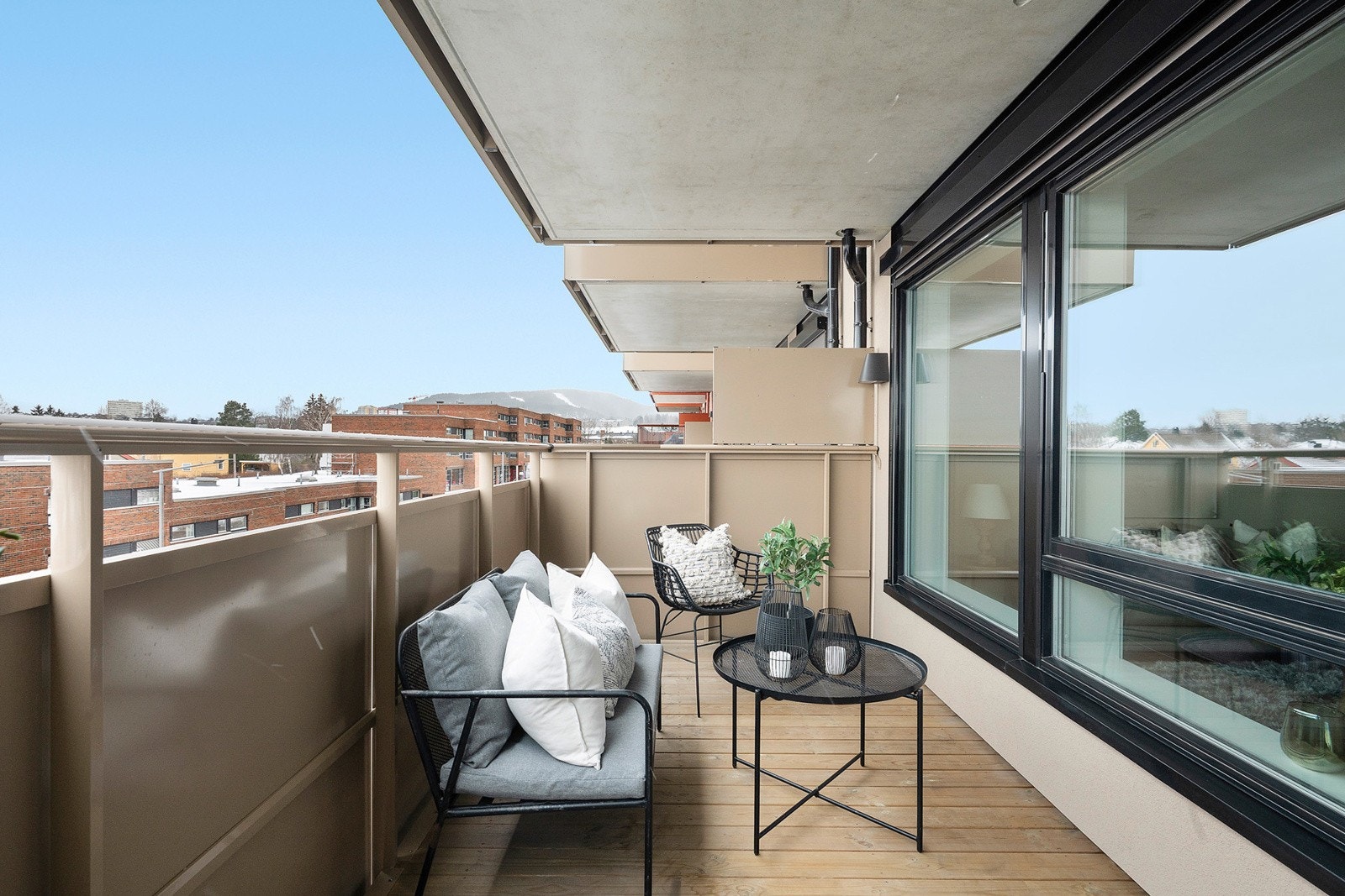 Fra stuen er det utgang til solrik vestvendt balkong på 9 m². Galleribilde