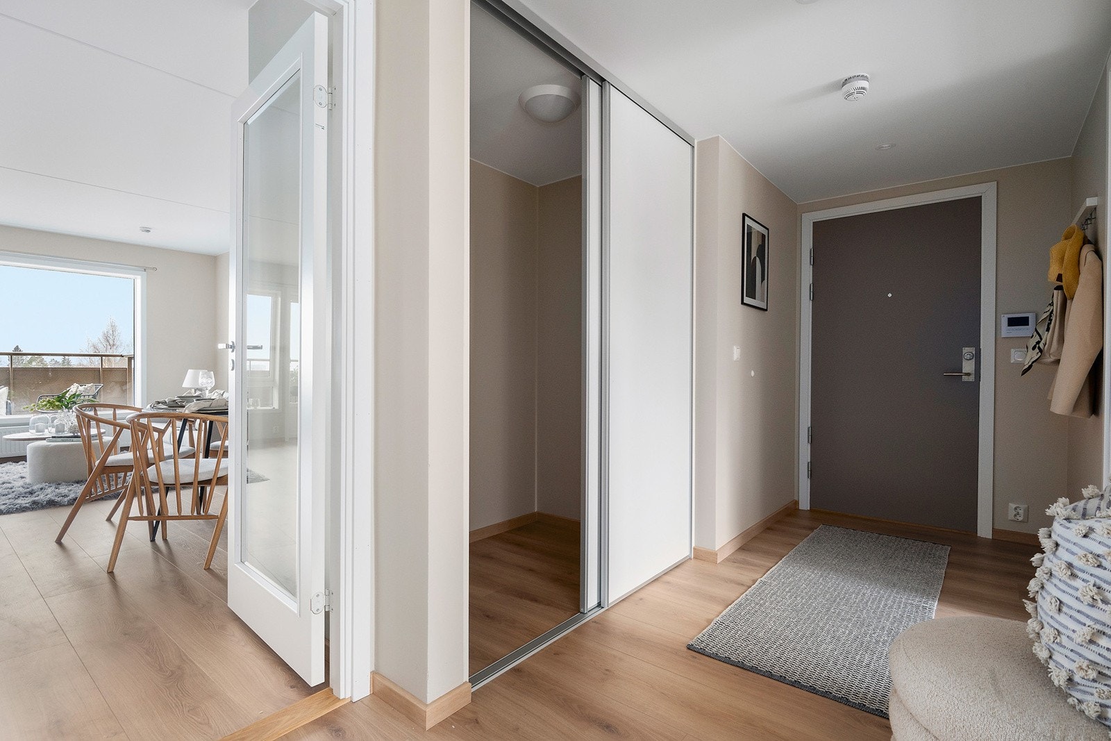 I entreen er det en praktisk garderobeløsning som fint kan benttes som innvendig bod. Galleribilde