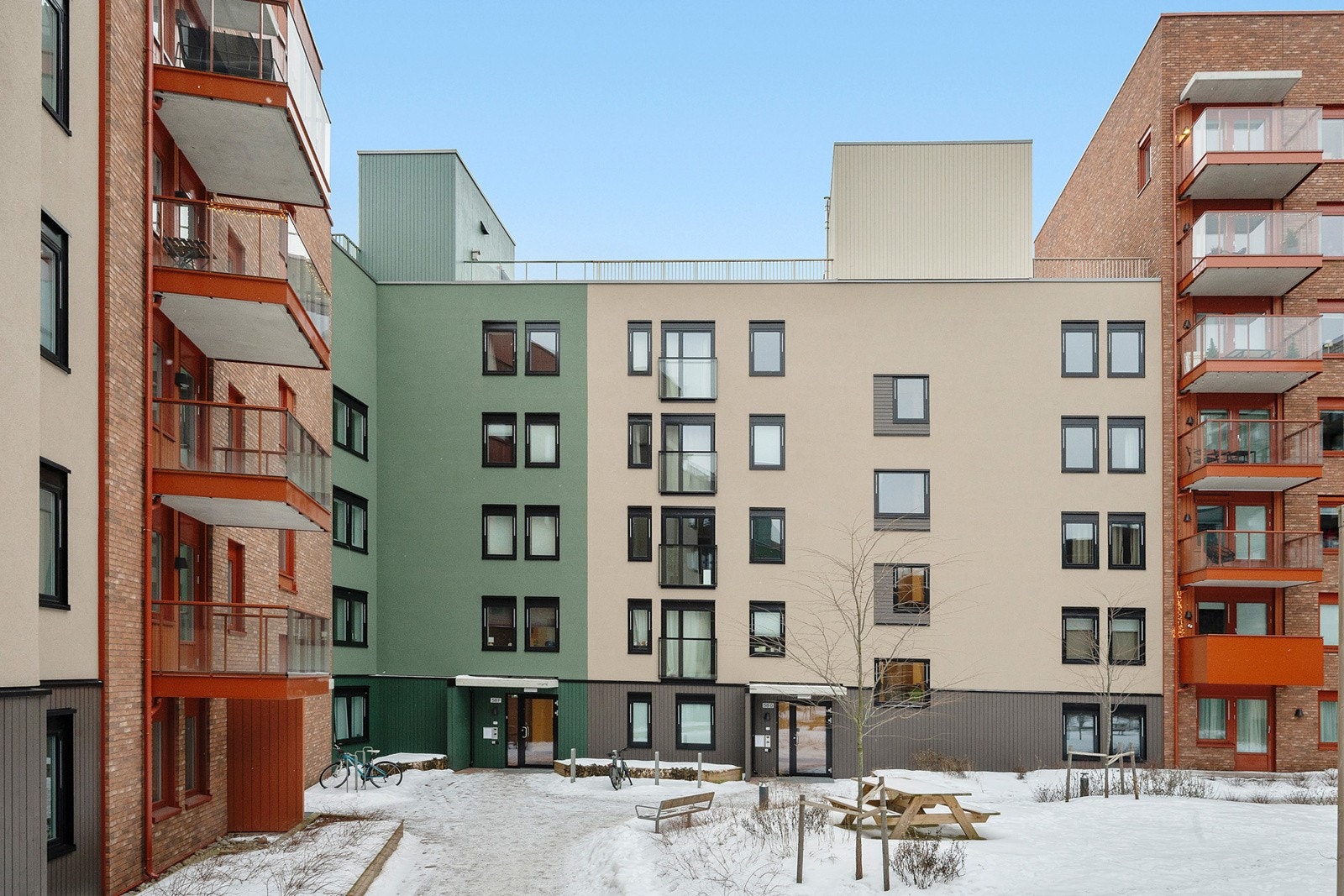 Soverommene i leiligheten vender inn mot bilfritt gårdsrom. Galleribilde