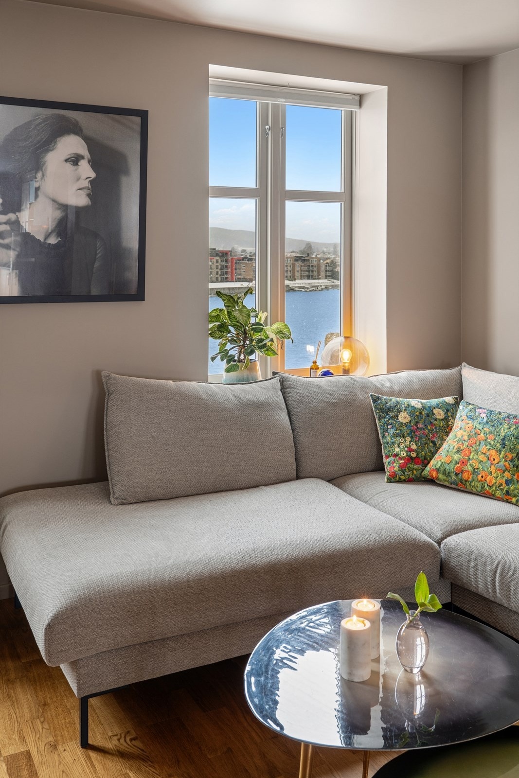 Flott utsikt til elven fra stuevinduene Galleribilde