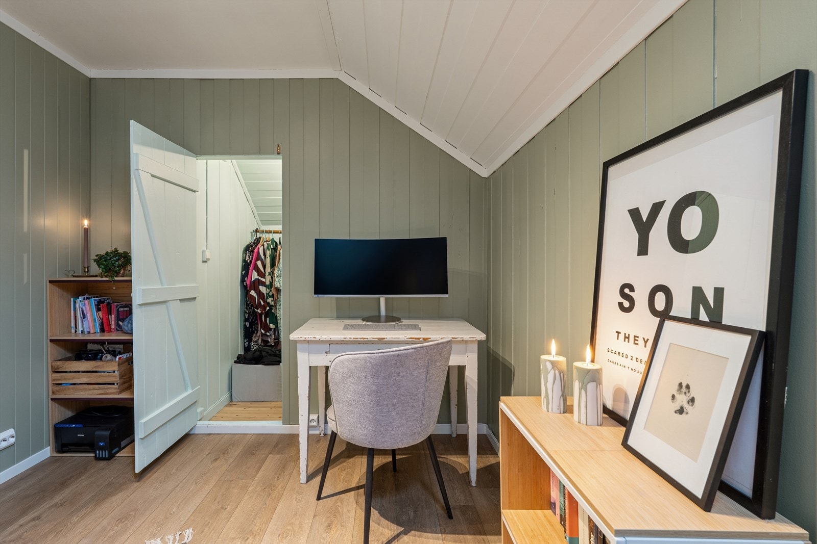 Soverom 2 med både walk in closet og stor lagringsbod Galleribilde