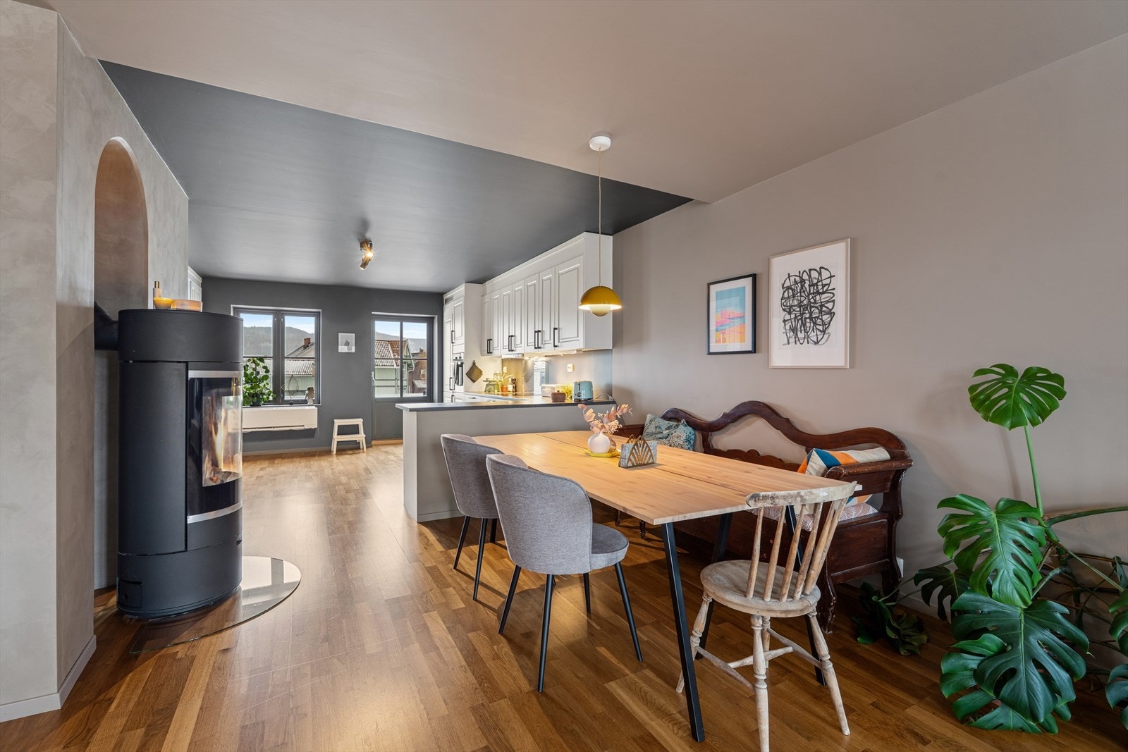 Slette vegger med listefri utførelse mot himling Galleribilde