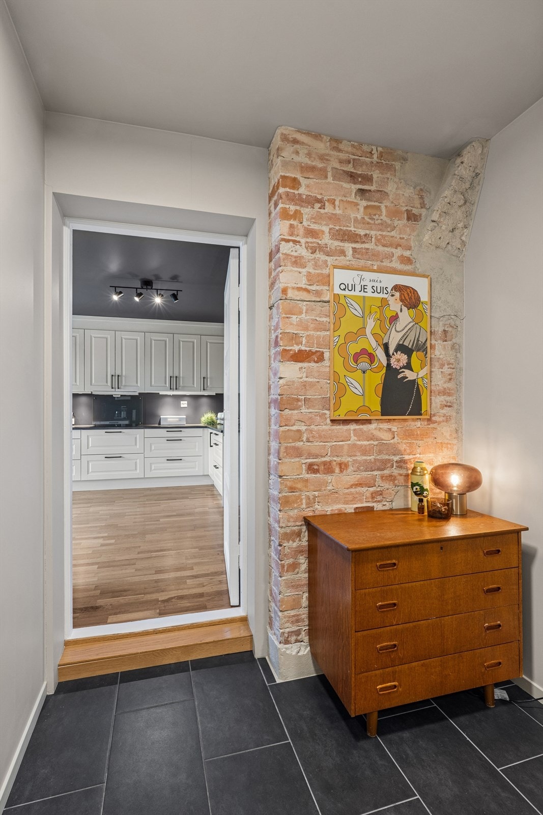 Gang 2. etg. med flotte teglsteinsdetaljer Galleribilde