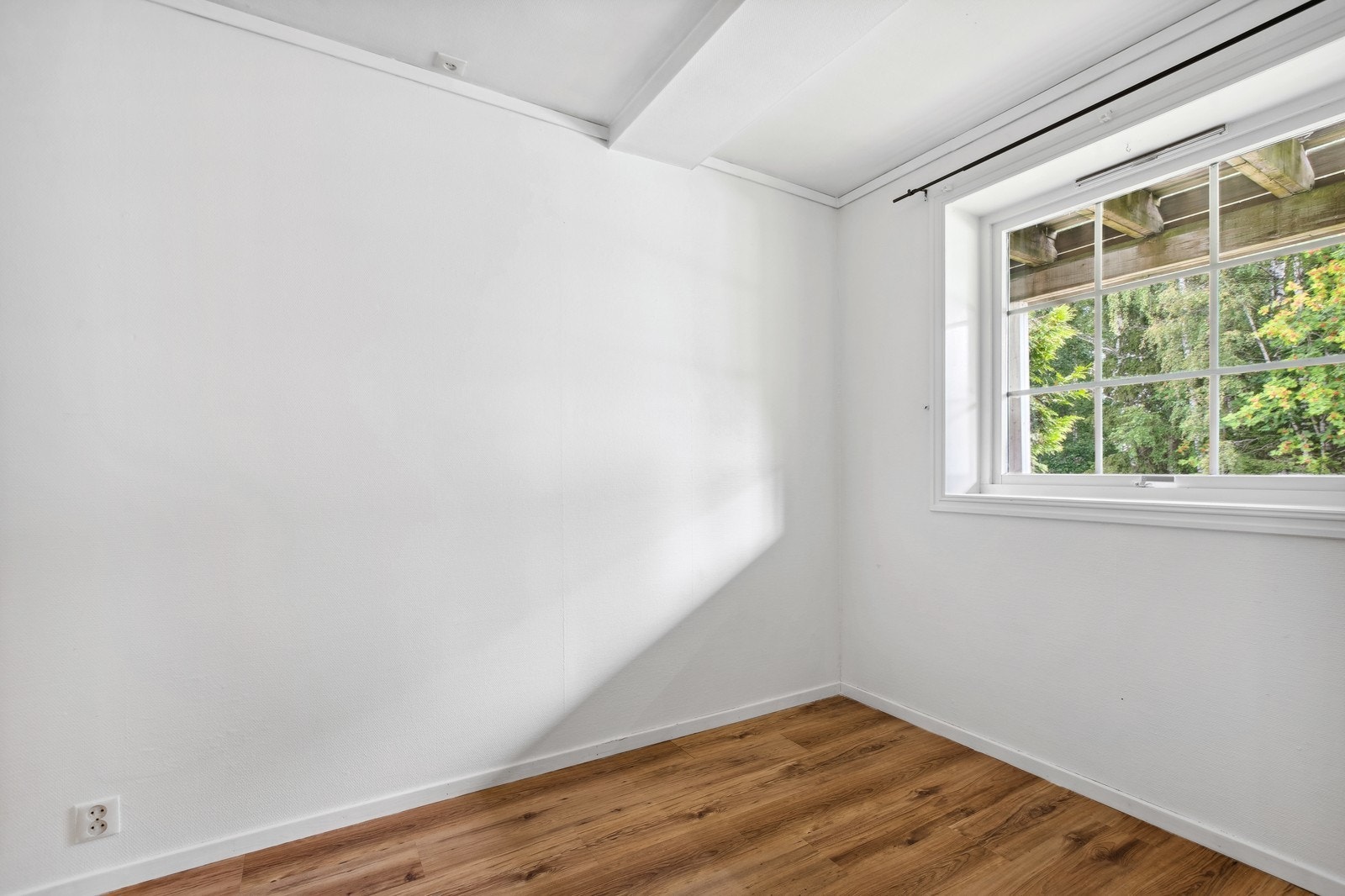 Soverom med plass til dobbeltseng og garderobeskap. Galleribilde