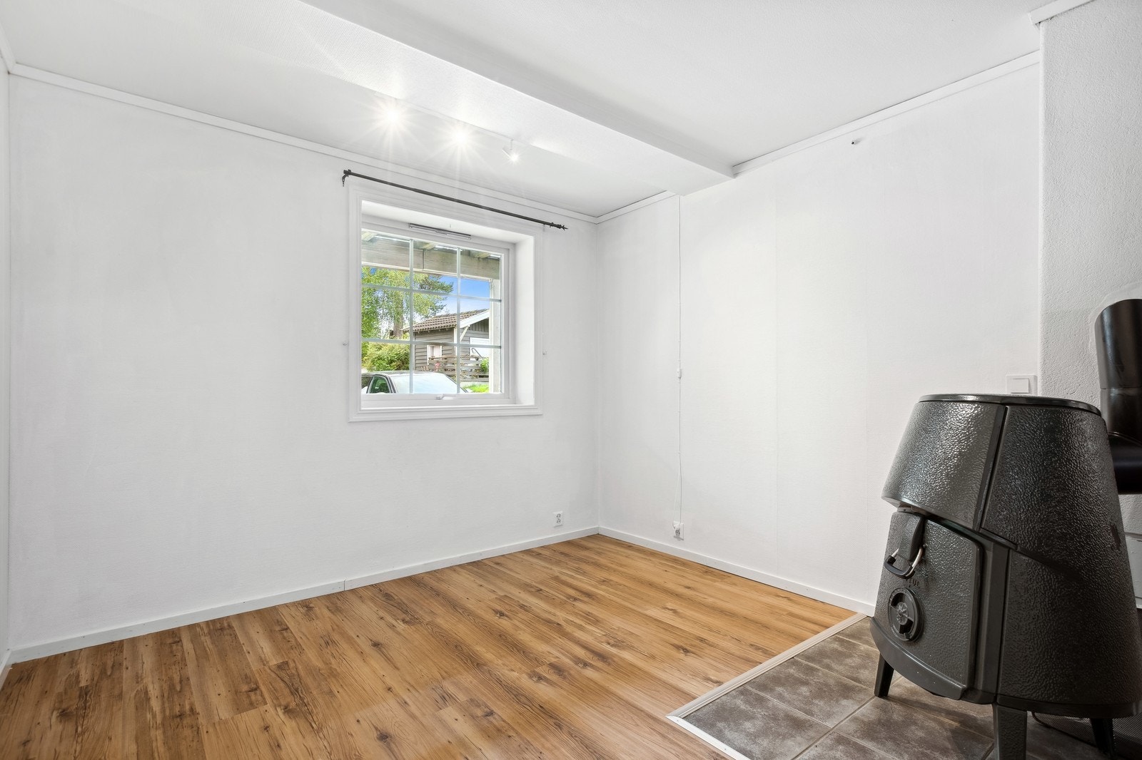 Gode møbleringsmuligheter og stort vindu med naturlig belysning. Galleribilde