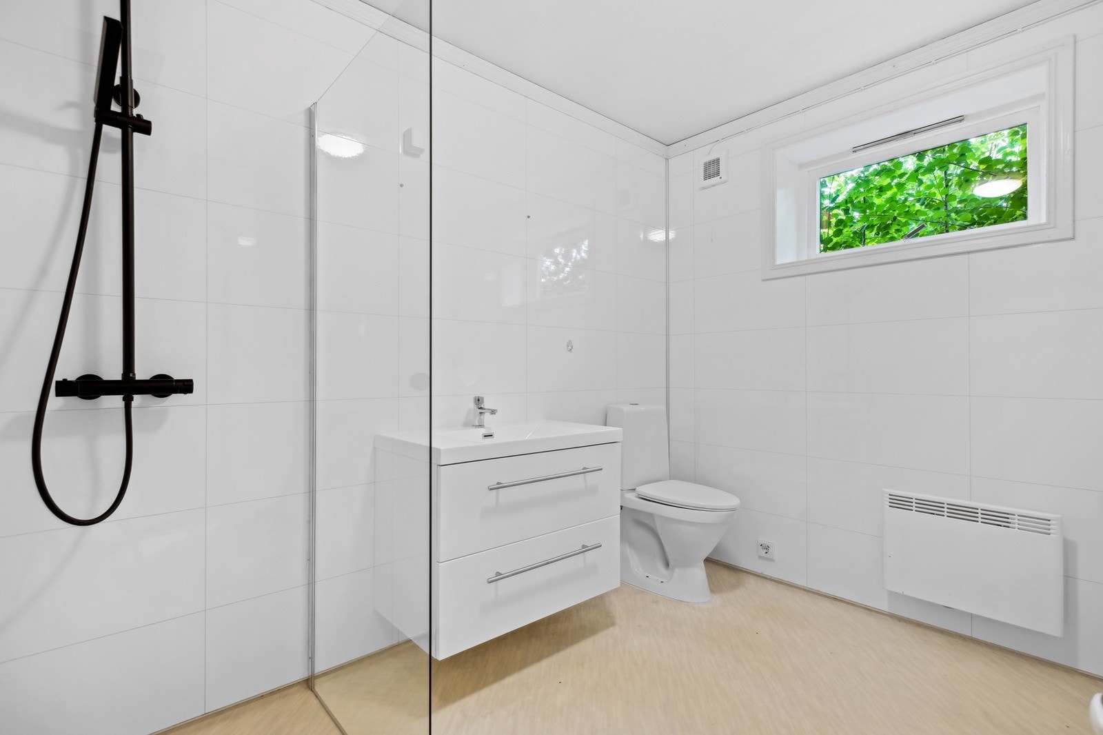 Oppgradert bad med dusjhjørne og vaskemaskin som medfølger. Galleribilde