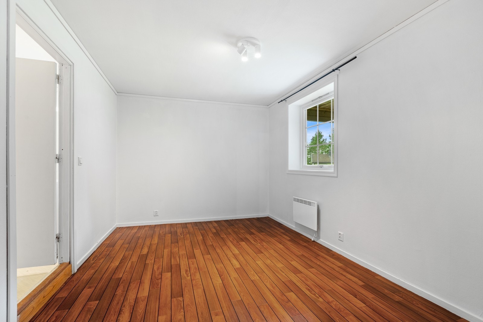 Stort soverom som til nå har vært brukt som stue. Markterasse på utsiden av vindu. Galleribilde