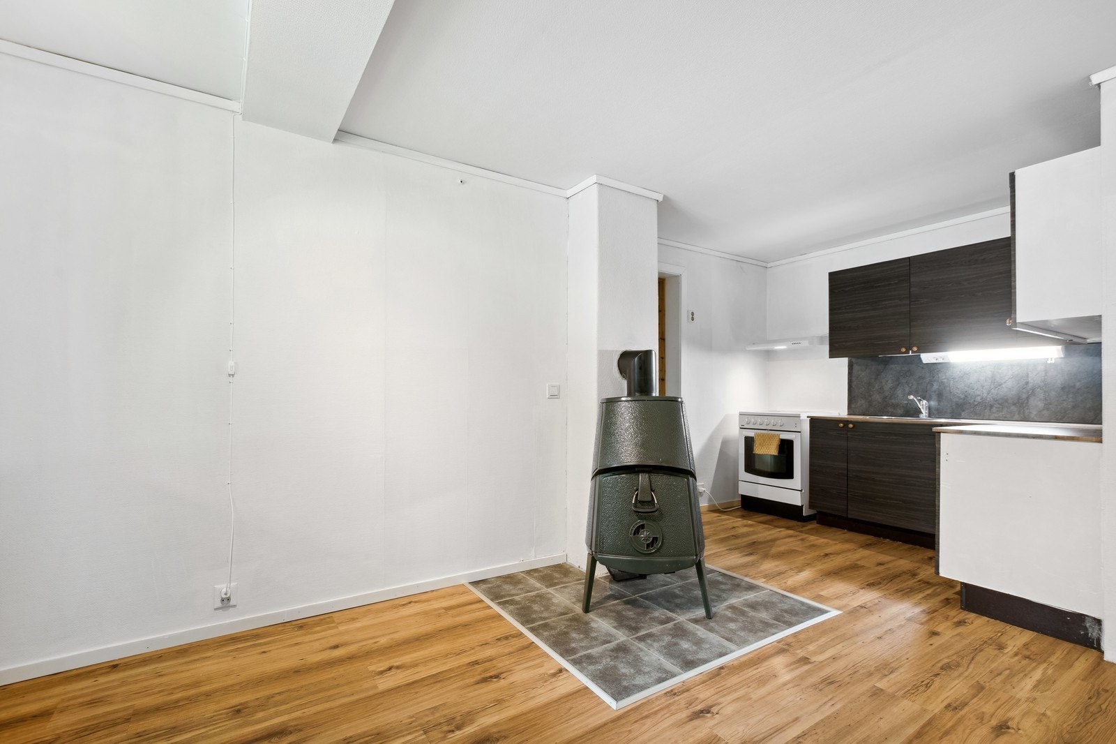 Åpen løsning med en stor vedovn som egner seg utmerket for kalde vinterdager. Galleribilde