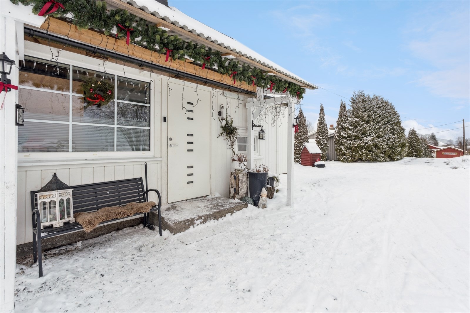 Et overbygd og innbydende inngangsparti ønsker deg velkommen hjem. Galleribilde
