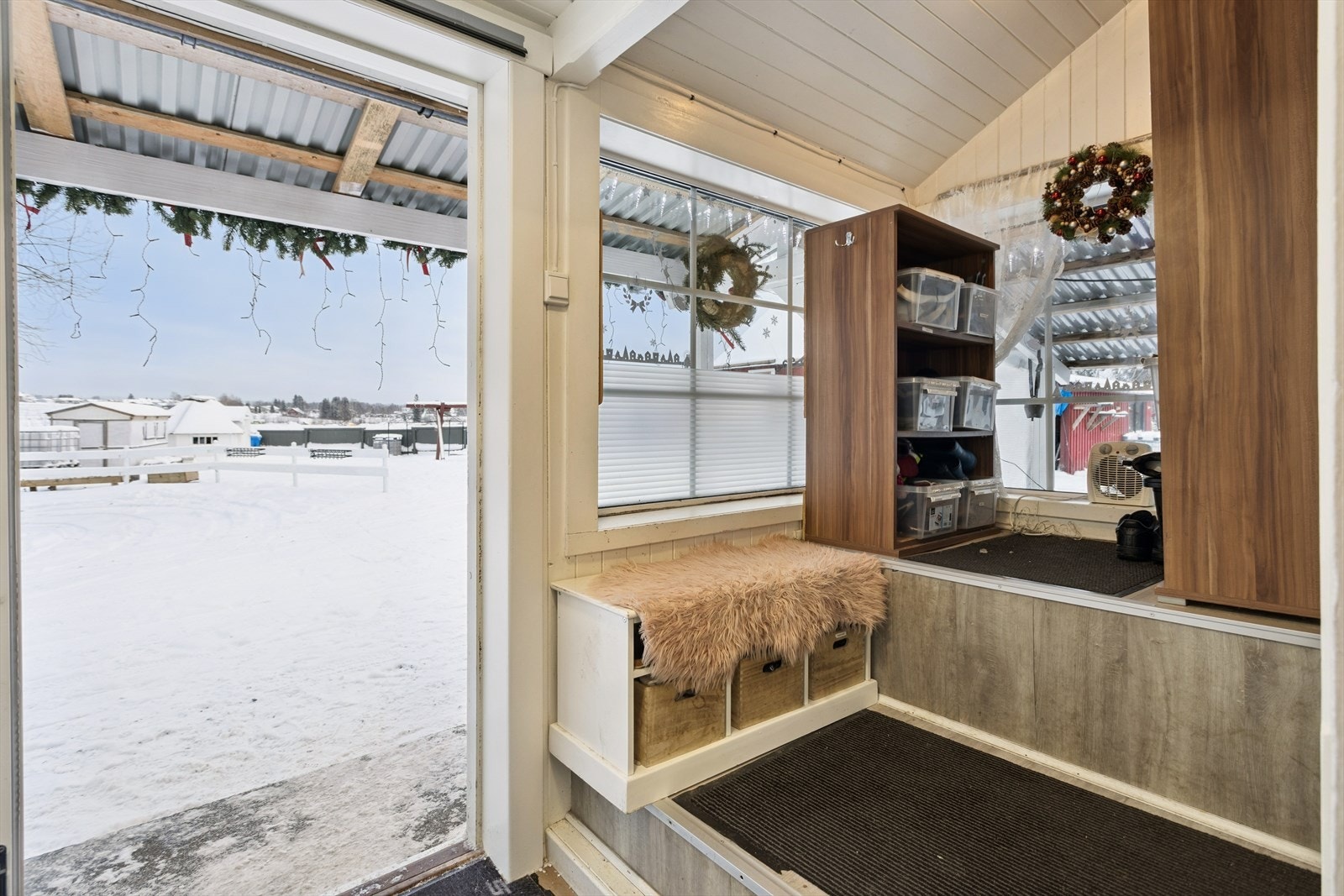 Fra entréen er det direkte tilgang til uteområdet via en overbygd terrasse. Galleribilde