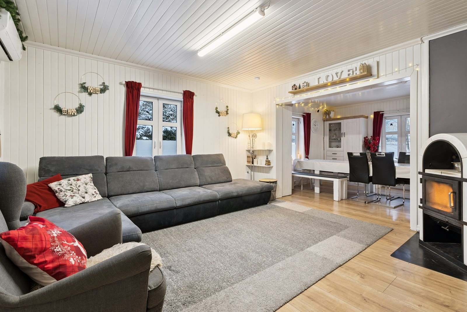 Den åpne løsningen mellom stue og spisestue skaper en sosial og luftig atmosfære. Galleribilde