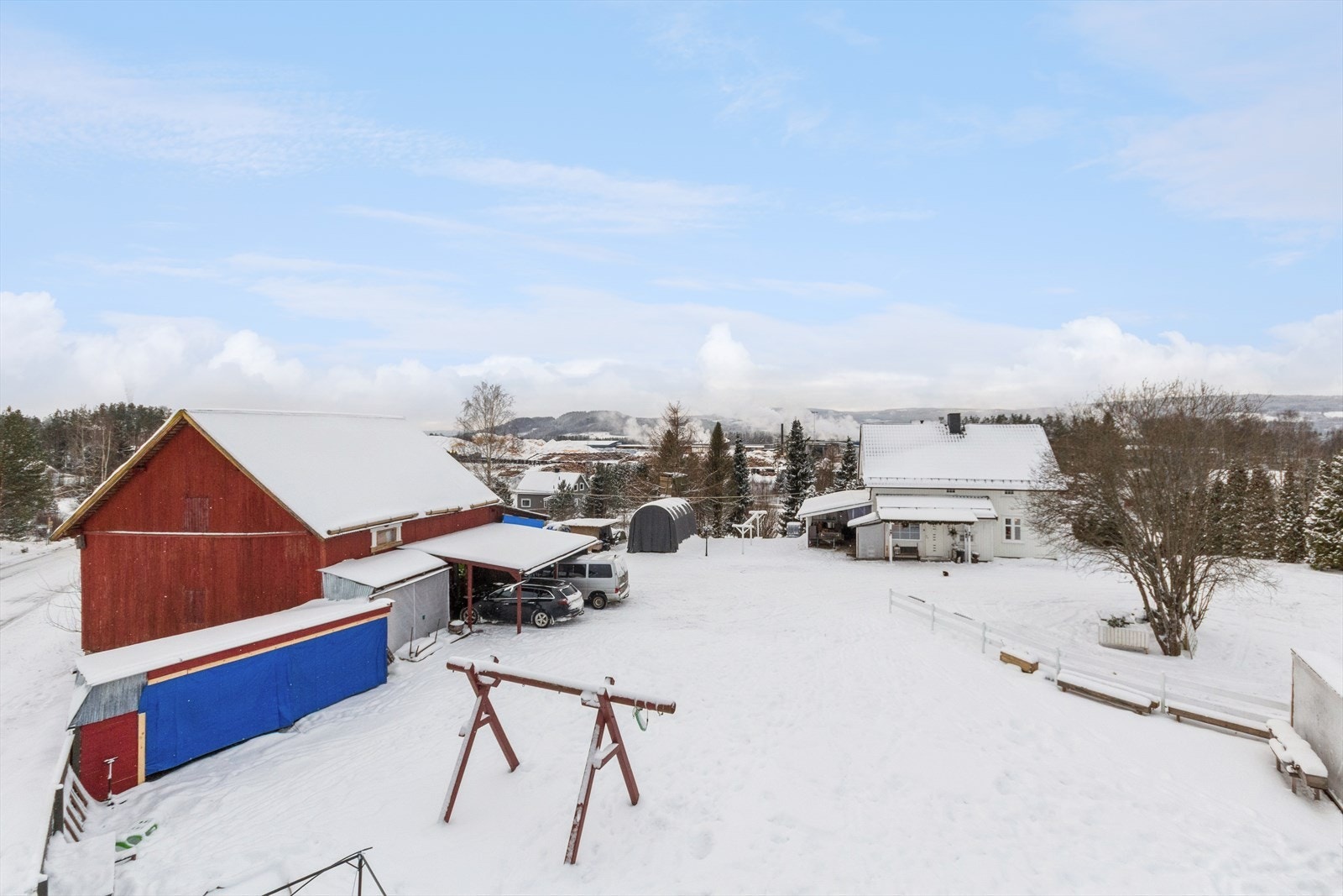 Eiendommen gir et landlig preg med god avstand til naboer og utsikt over nærområdet. Galleribilde