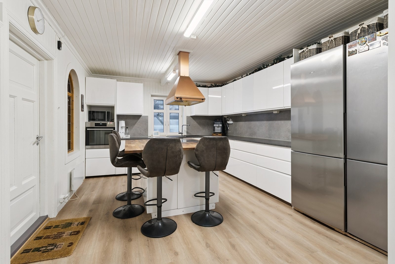 Kjøkkenet har en helhetlig og moderne stil med grep-frie fronter. Galleribilde