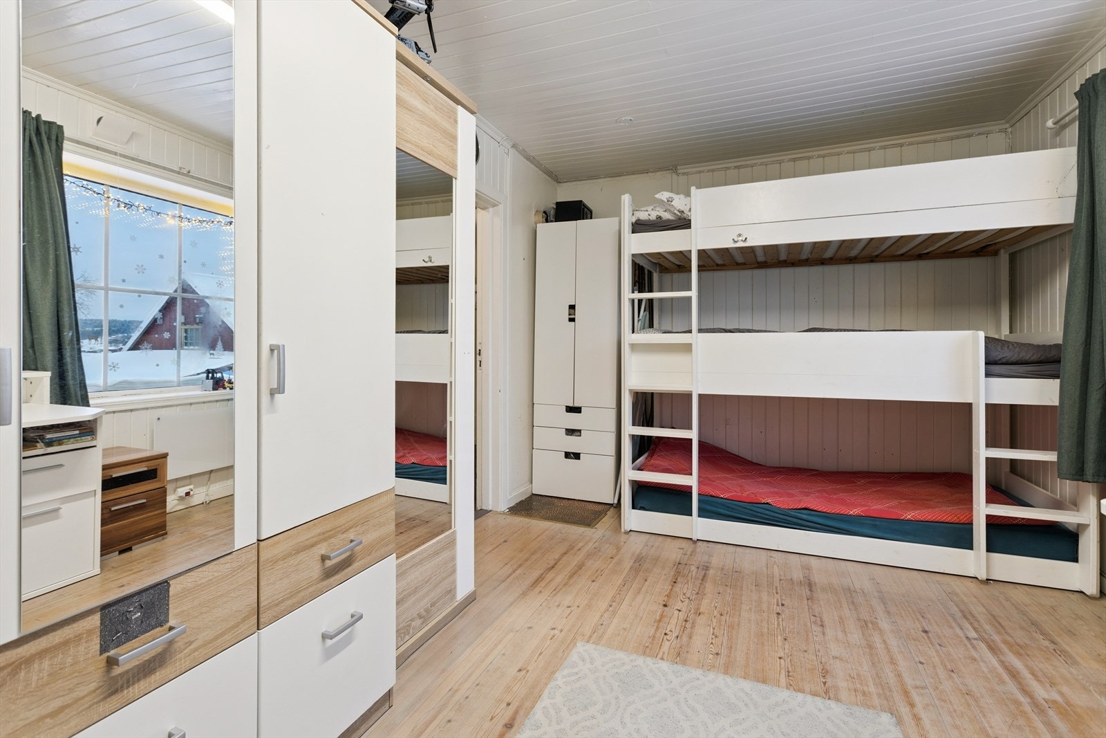 Dette soverommet er arealeffektivt og har plass til køyeseng, ideelt som barnerom. Galleribilde