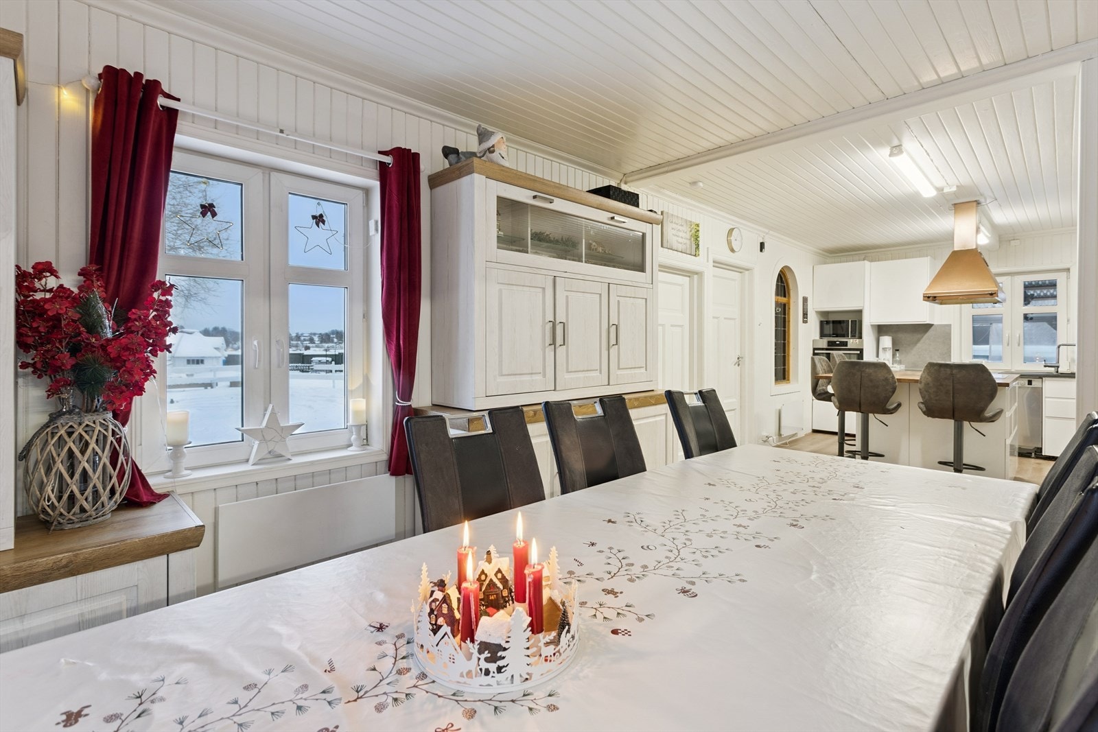 Spisestuen har plass til et stort langbord for hyggelige middager. Galleribilde