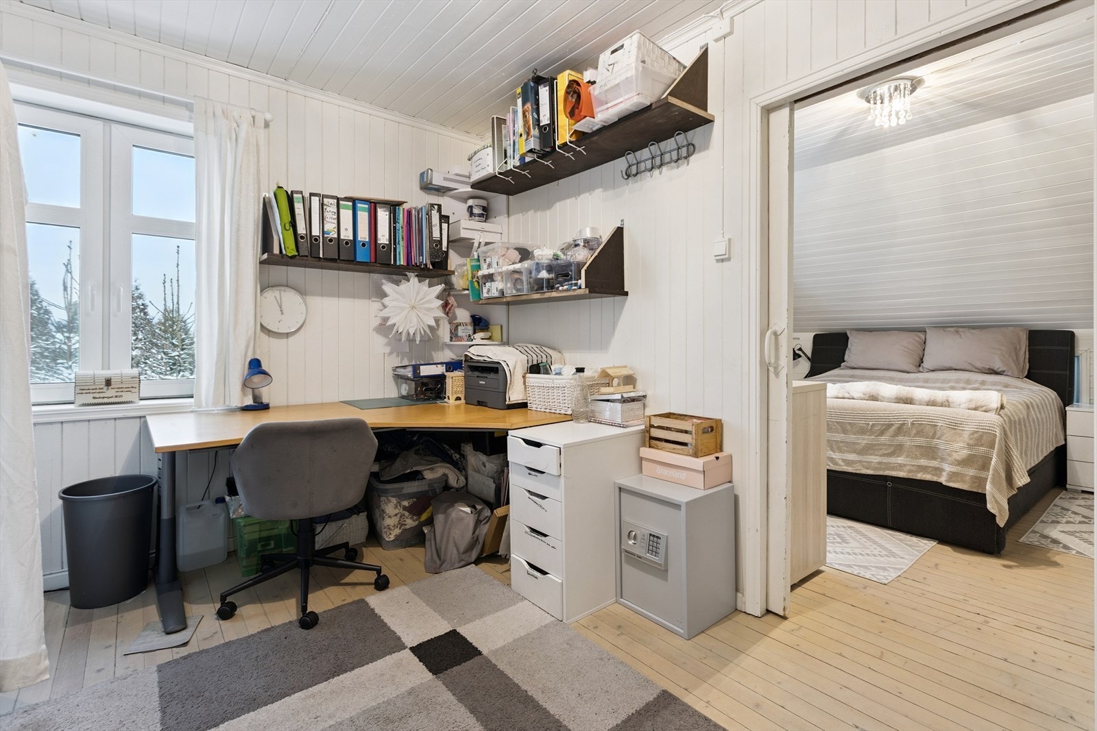 Et av rommene er i dag innredet som kontor, med direkte tilgang til et soverom. Galleribilde