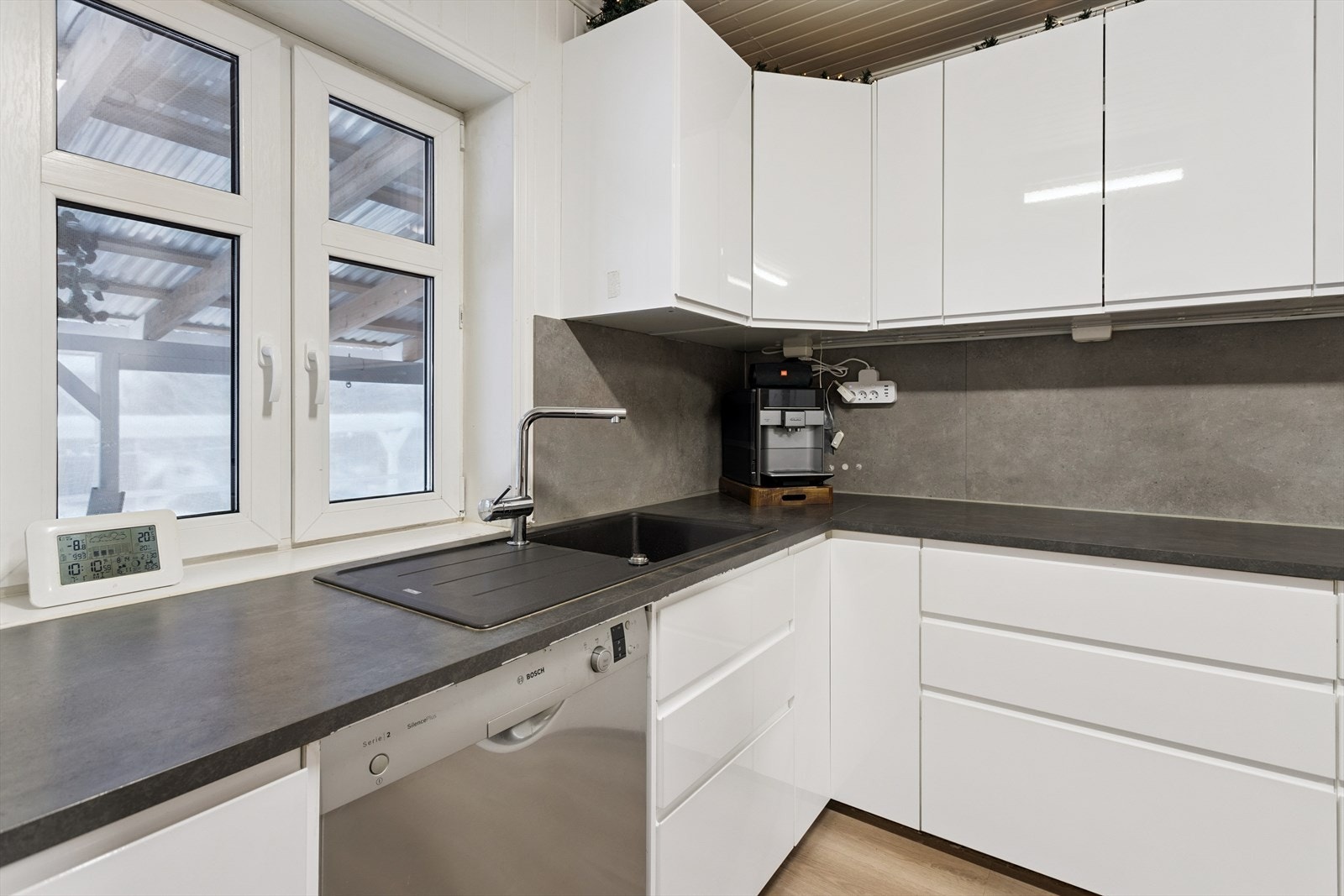 Kjøkkenvasken er plassert foran vinduet, som gir godt arbeidslys. Galleribilde