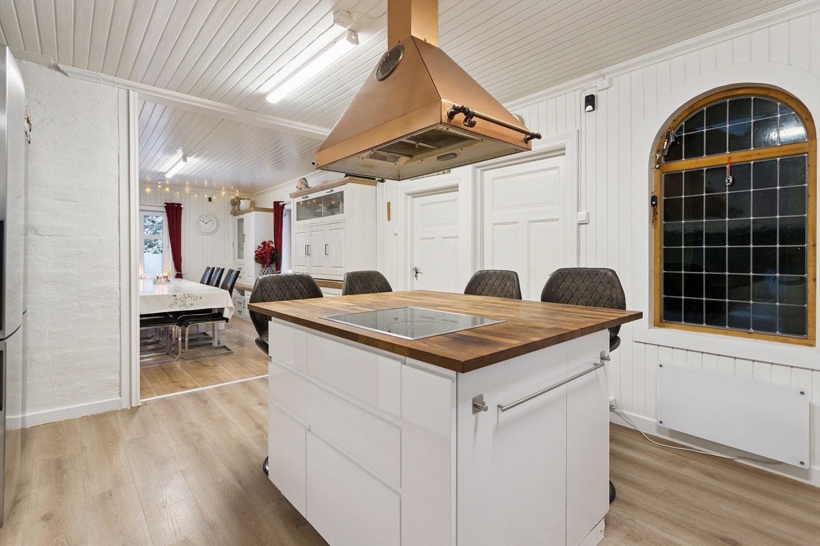 Kjøkkenets midtpunkt er en stor kjøkkenøy med integrert platetopp og spiseplasser. Galleribilde