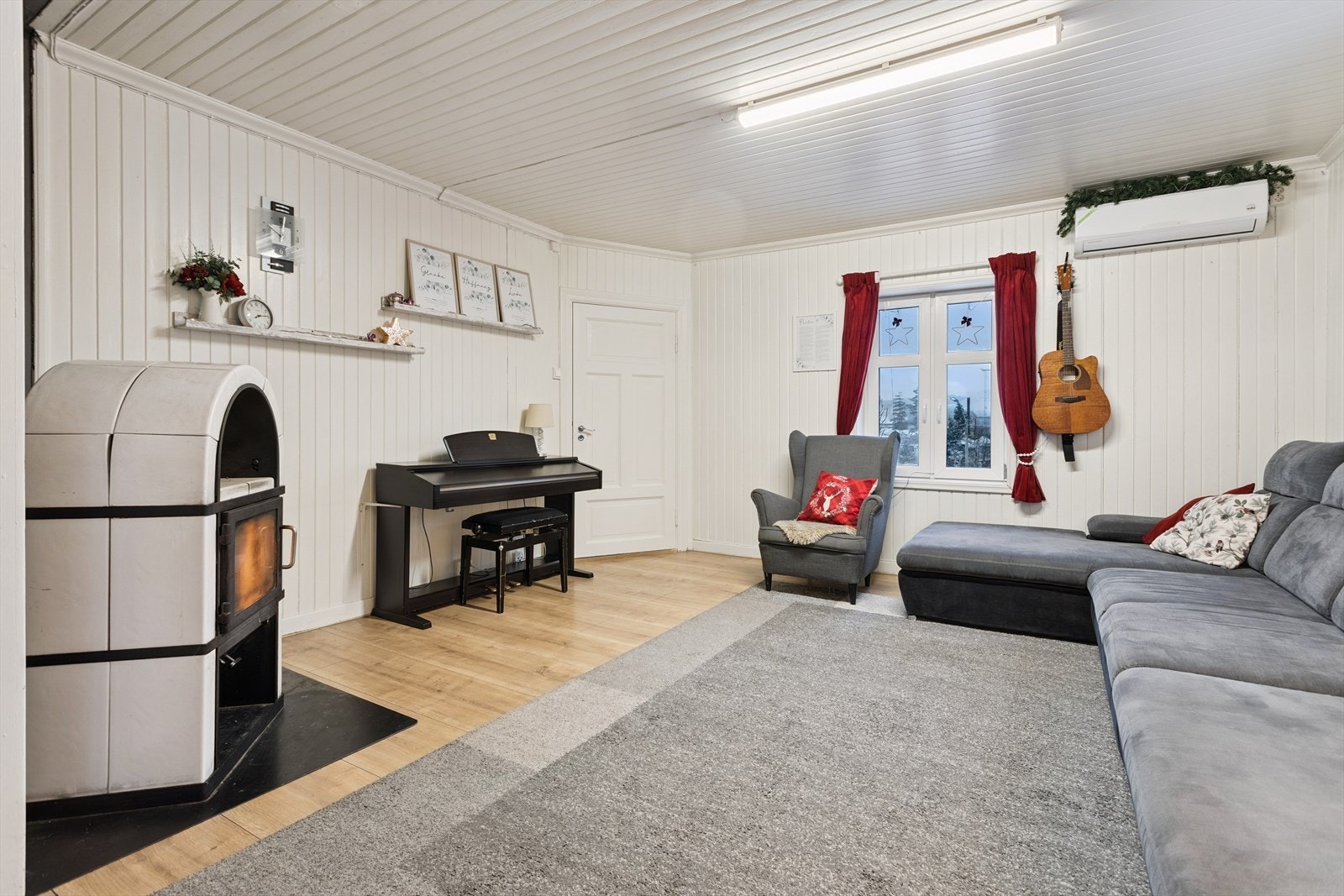 En rentbrennende peisovn i stuen gir både effektiv varme og hygge på kalde dager. Galleribilde