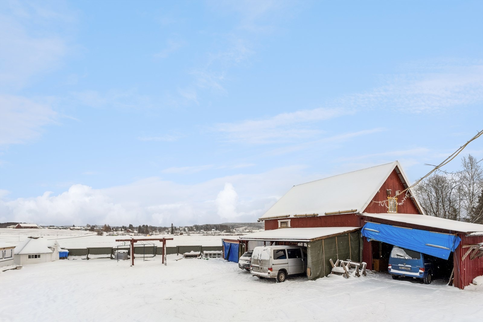På eiendommen er det også et uthus med gode lagringsmuligheter og flere biloppstillingsplasser. Galleribilde