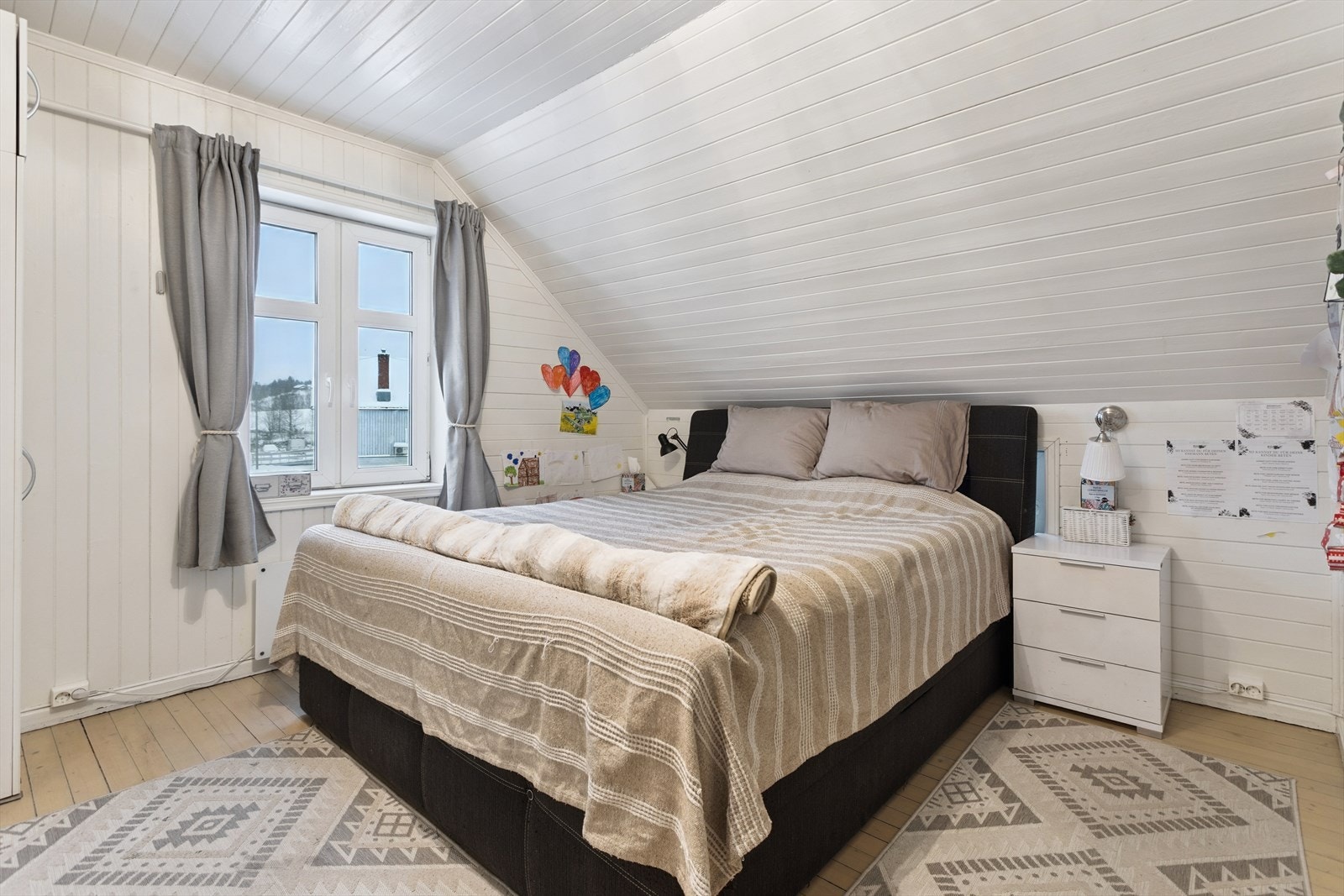 Hovedsoverommet i andre etasje har plass til en stor seng og garderobeløsninger. Galleribilde