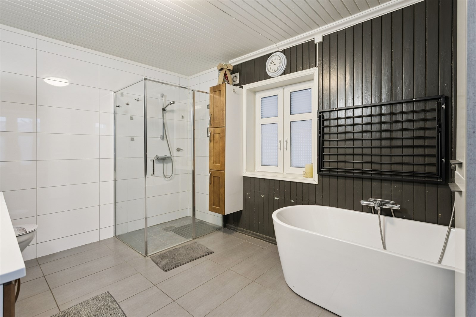 Hovedbadet er romslig og utstyrt med både dusjhjørne og et frittstående badekar. Galleribilde