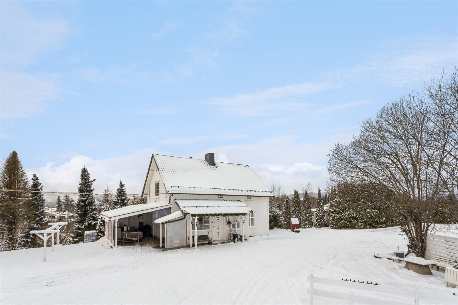 Stor og åpen tomt med gode muligheter for uteaktiviteter for hele familien. Galleribilde