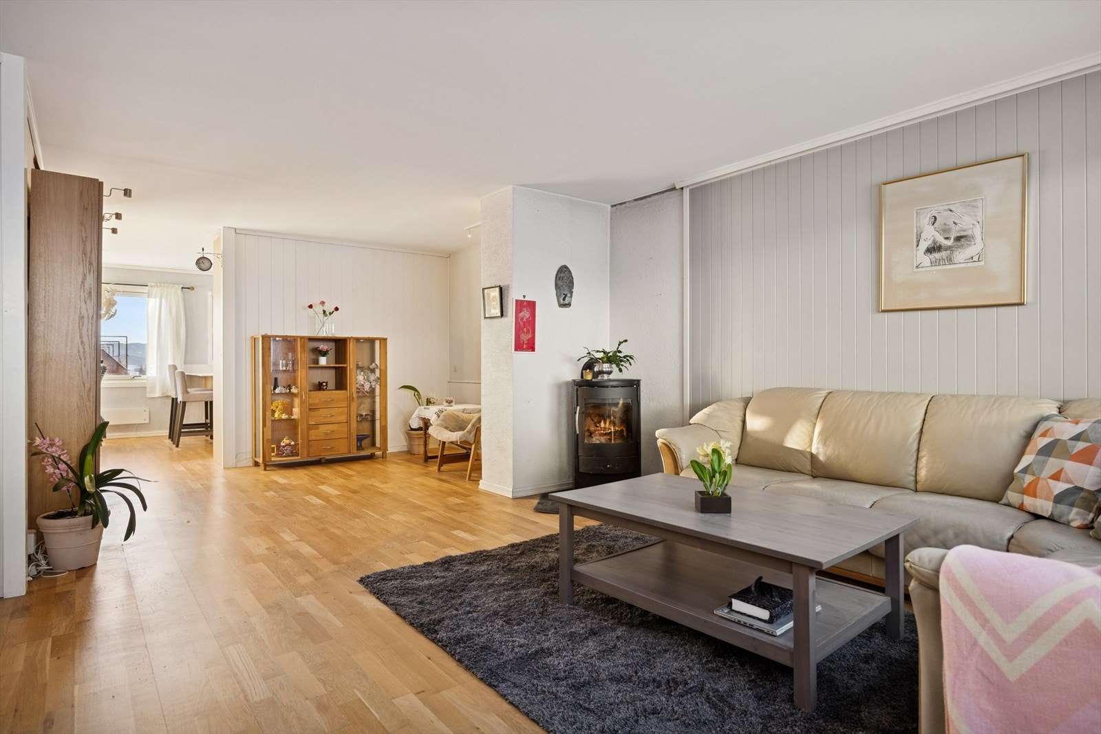 Stua er holdt i lyse farger og planløsningen gir gjennomlys fra begge ender av etasjen. Galleribilde