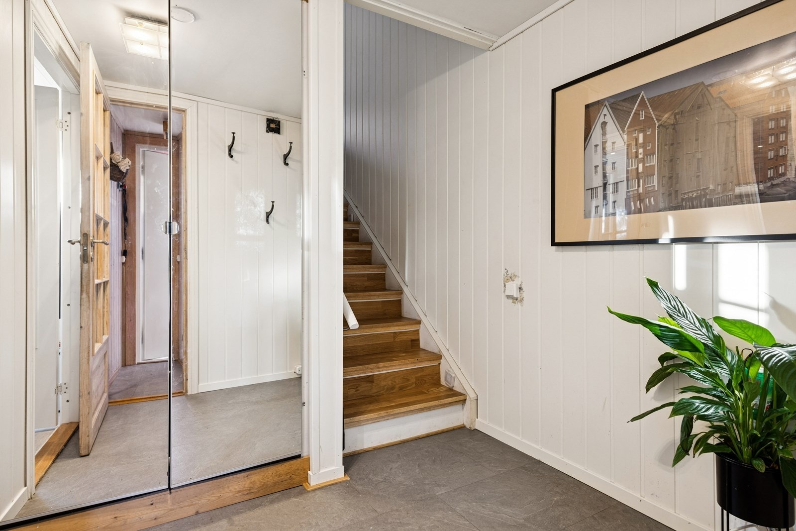 Fra inngangspartiet kommer man inn i en entré på 1,2m² og videre til en gang på 5m² med garderobe for yttertøy. Galleribilde