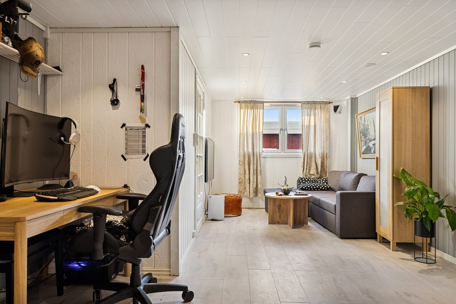 Disponibelt rom i 1. etasje er i dag innredet som bl.a. ekstra stue. (Ikke godkjent). Galleribilde