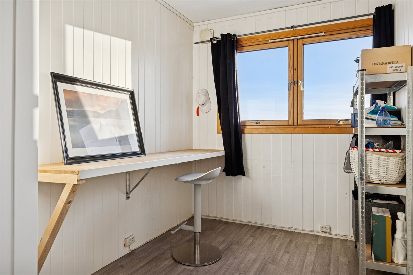 Rommene byr på god plass til seng og garderobe og passer fint som barnerom eller kontor. Galleribilde