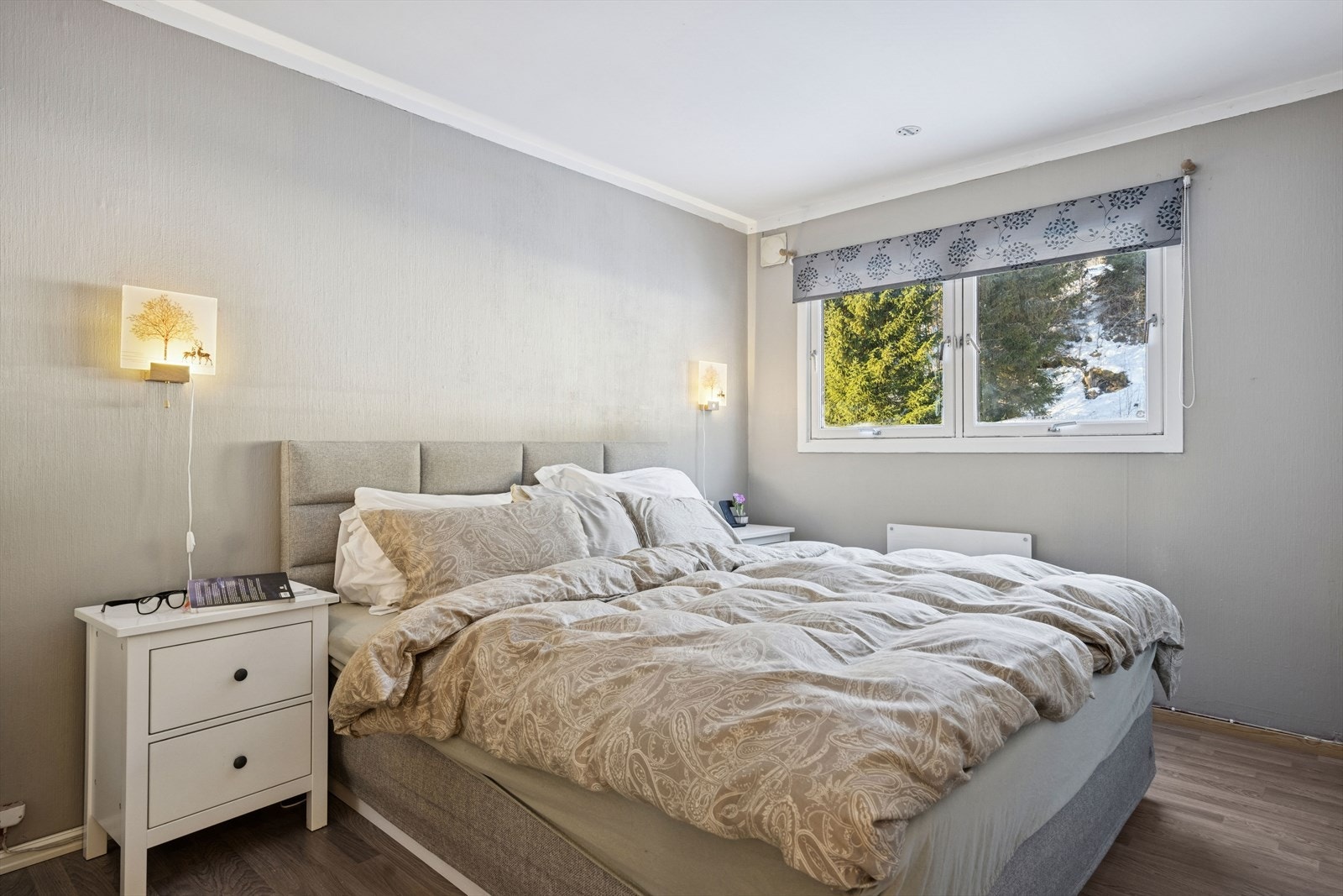 Hovedsoverommet er på 11,7m² og byr på god plass til dobbeltseng og nattbord. Galleribilde