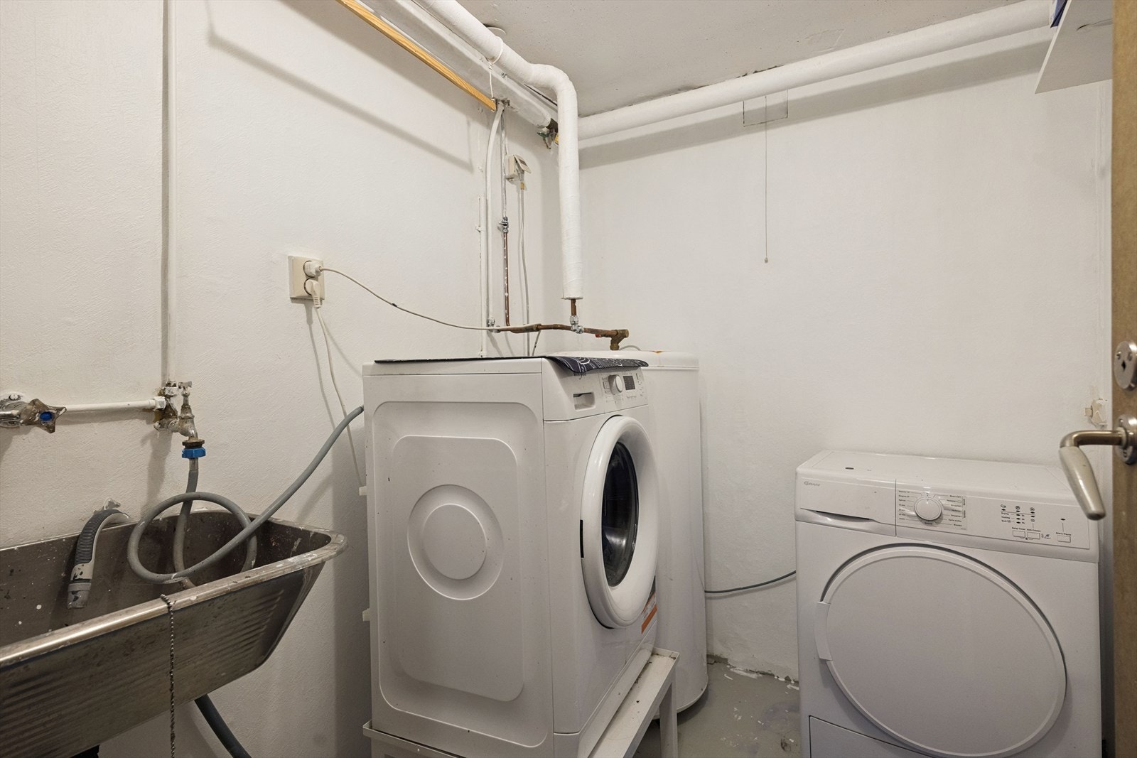 Eget vaskerom i 1. etasje i tilknytning til bodareal på 3,5m². Galleribilde