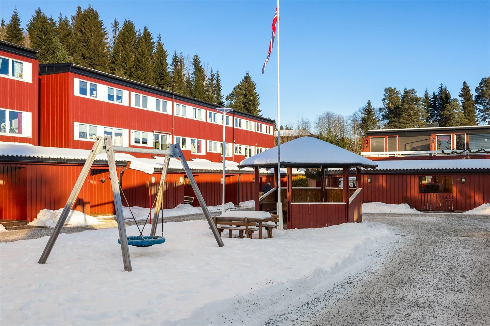 Boligen ligger i et populært og veldrevet borettslag med flotte felles uteområder. Galleribilde